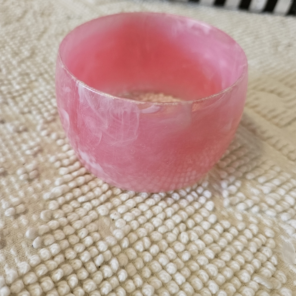 Vintage Mod 80s Pink Smooth Swriled Lucite Chunky Braclet - Picture 3 of 11